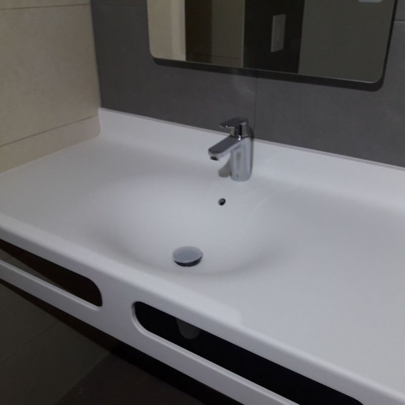 Vasque en solid surface avec portes serviettes