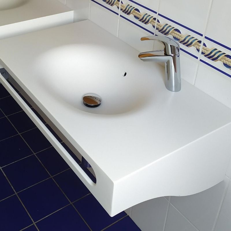 Lavabo en pierre acrylique salle de bains avec un porte serviettes